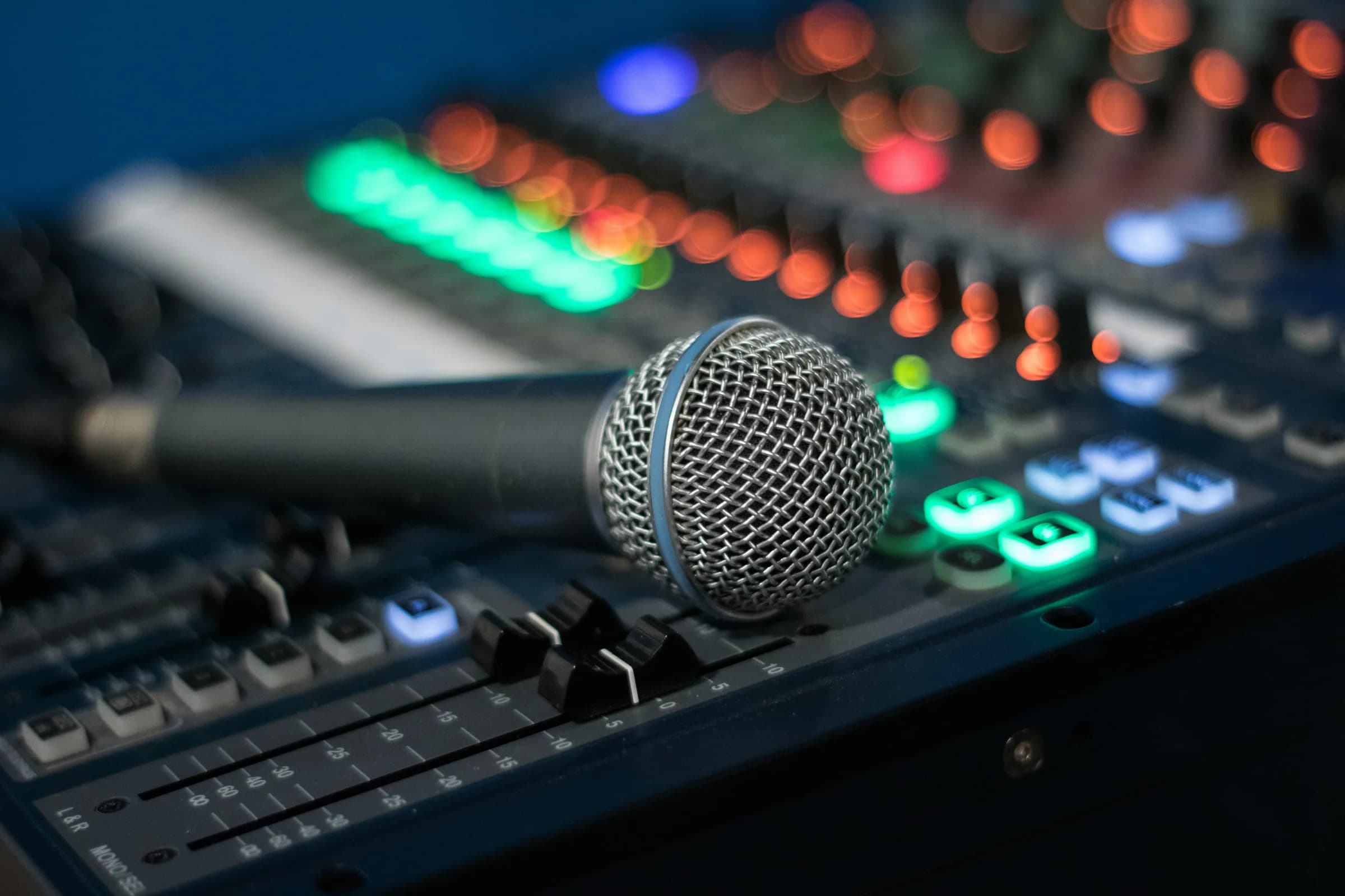 Line-array sound system at a Tandaza event
